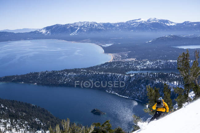 Mann beim Skifahren am Washington Pass — Stockfoto