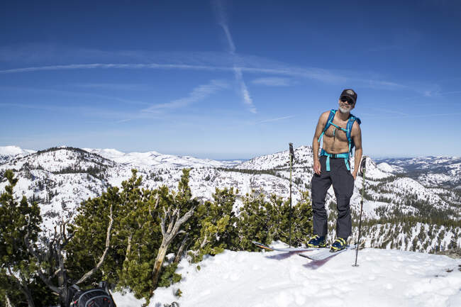 Mi-quarantaine homme ski à Washington Pass — Photo de stock