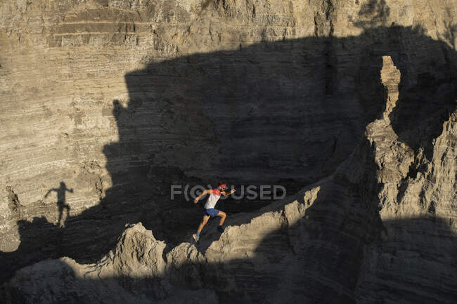 Un homme descend sur un terrain technique laissant de la poussière sur son chemin — Photo de stock
