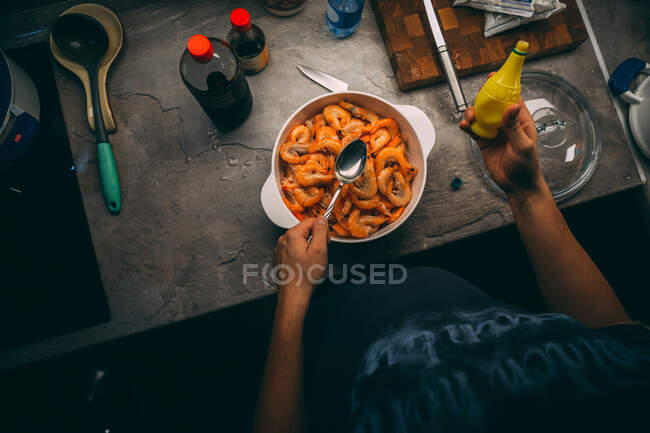 Frit jusqu'à ce que les crevettes tigrées dorées soient prêtes dans une casserole et servent à la table en bois — Photo de stock