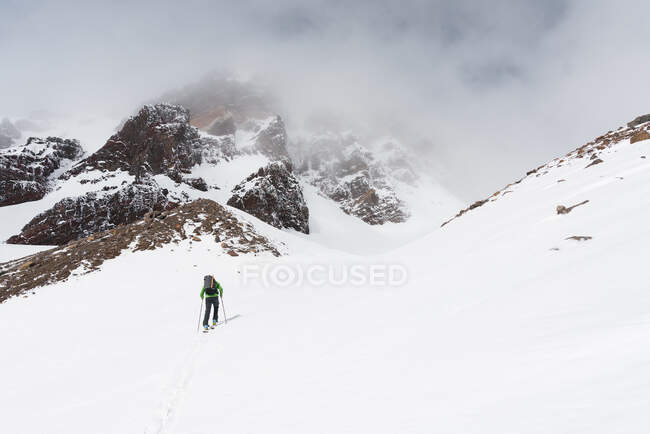 Skifahrer tourt im Hinterland auf nebligen Berg zu — Stockfoto