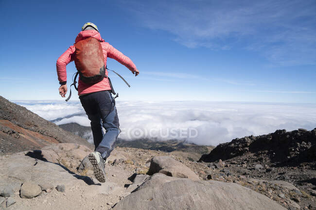 Uma pessoa correndo do Pico de Orizaba no México — Fotografia de Stock
