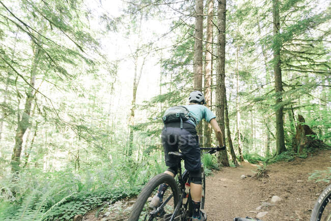 A female biker rides on a trail near Sandy, Oregon. — Stock Photo