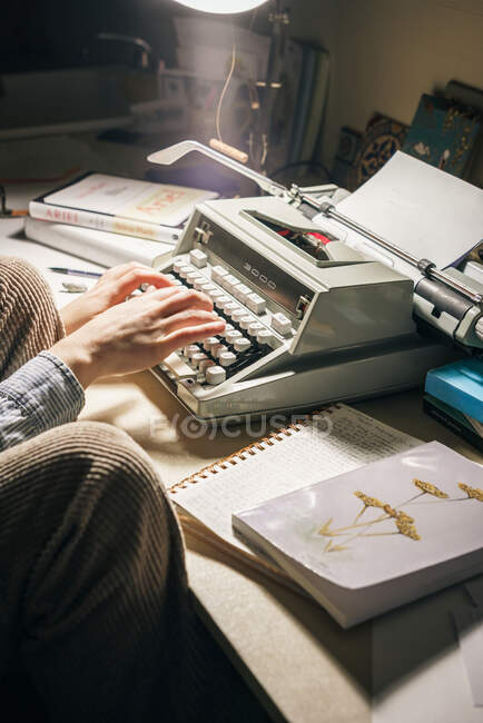 Mãos de mulher digitando na máquina de escrever — Fotografia de Stock