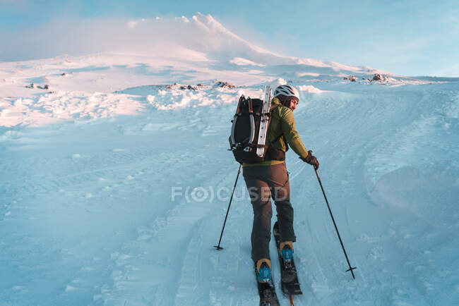 Mann, der sich im Winter bei Sonnenaufgang dem Mt Hood nähert — Stockfoto