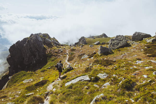 Jovem macho com durante uma caminhada no cume da montanha, Cantábria — Fotografia de Stock
