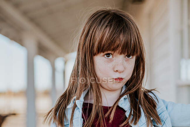 Sciocco giovane ragazza con i capelli rossi rendendo un viso goffo — Foto stock