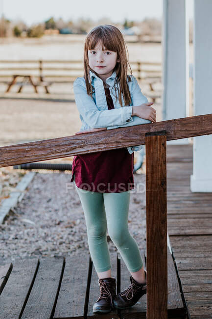Vertical portrait of young girl outside on a sunny day — Stock Photo