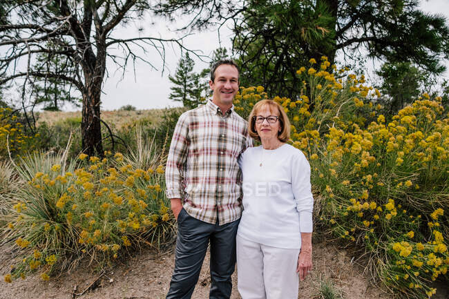 Portrait of adult son and mature mother outside — Stock Photo