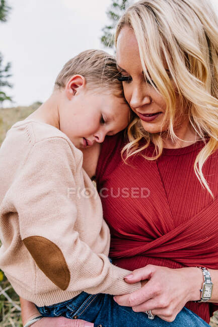 Vertical portrait of mother comforting — Stock Photo