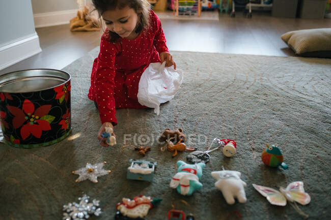 Bambina prendendo ornamenti di Natale fuori dal magazzino per tagliare l'albero — Foto stock