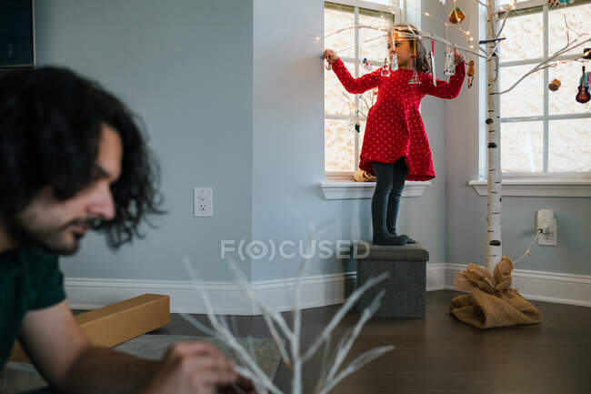Father and daughter setting up Christmas decorations — Stock Photo