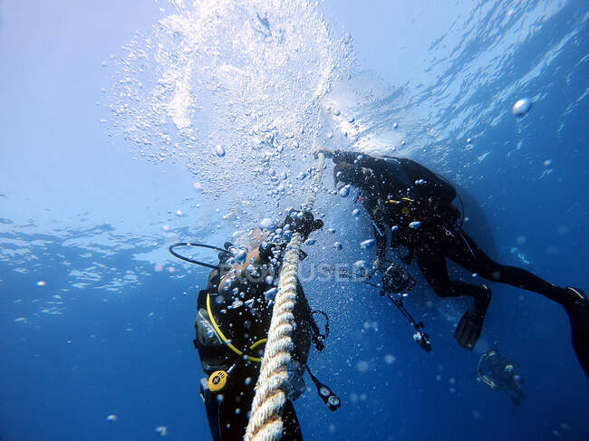 Divers hold onto the boat rope to wait for the surface. Antalya Turkey — Stock Photo