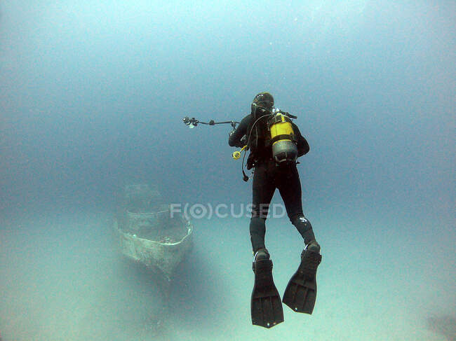 O mergulhador se move em direção ao naufrágio para tirar fotos. Antalya Turquia — Fotografia de Stock