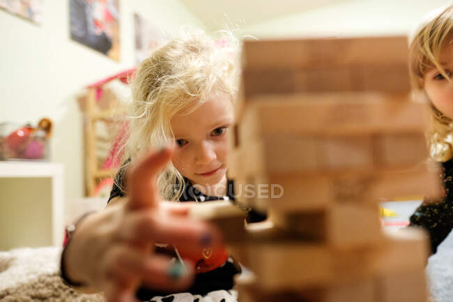 Mädchen spielt Spiel tief in der Konzentration — Stockfoto