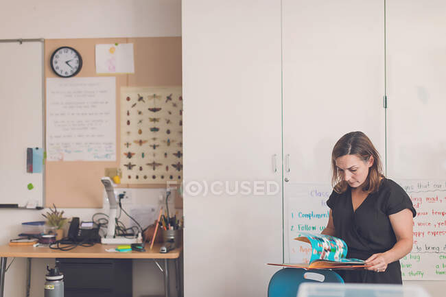 Красива жінка працює з паперами в офісі . — стокове фото