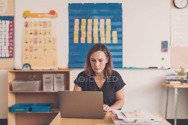Bella donna utilizzando il computer portatile in ufficio. — Foto stock