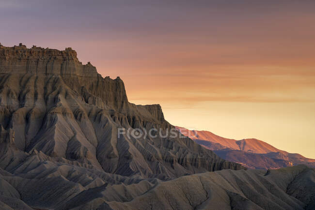 Natürliche Landschaft, Felsformationen, South caineville mesa, Vereinigte Staaten von Amerika — Stockfoto