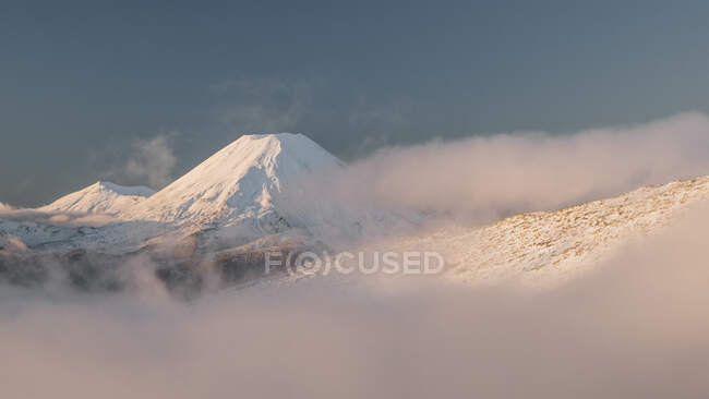 Mt Ngauruhoe stratovolcano rising above the mist down the valley at Tongariro National Park, New Zealand — Fotografia de Stock