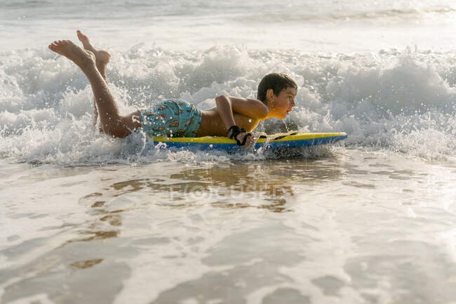 Menino corpo embarcar nas ondas no oceano em Martha 's Vineyard — Fotografia de Stock