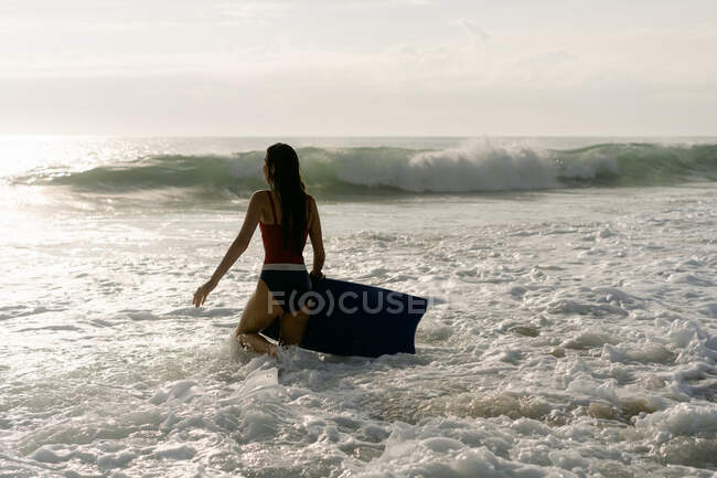 Jeune femme avec body board à la plage en Nouvelle-Angleterre — Photo de stock