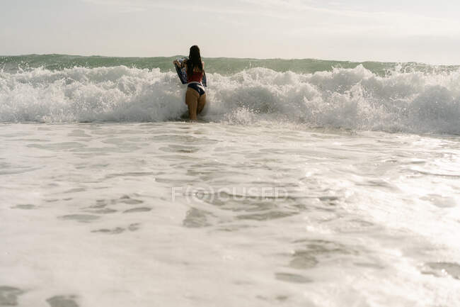 Jovem mulher com corpo bordo na praia em Nova Inglaterra — Fotografia de Stock