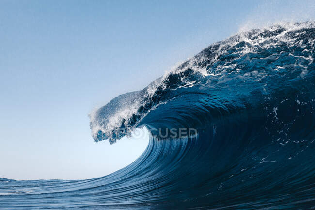 Голубая волна на пляже. Природа, путешествия — стоковое фото