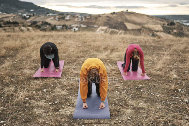 Groupe de femmes pratiquant le Pilates à la campagne — Photo de stock