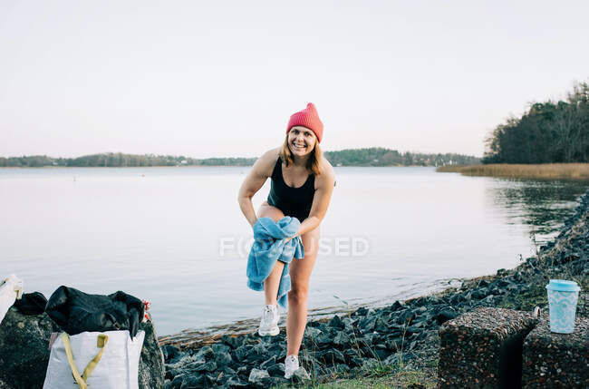 Mujer nórdica secándose después de un baño de agua fría en el mar Báltico - foto de stock