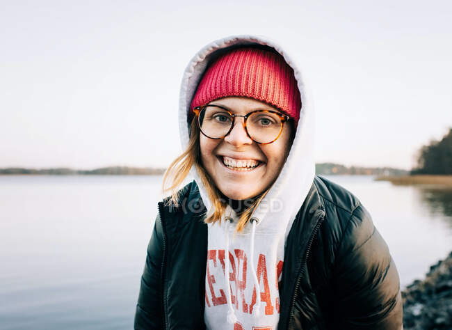 Retrato de una mujer sueca después de nadar en el mar con agua fría - foto de stock