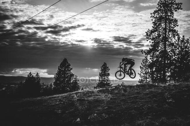 Arte ciclista de montaña al atardecer en Spokane Washington - foto de stock
