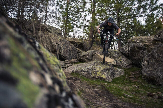 Mountain Biker montando trilhas de diamante preto em Spokane Washington — Fotografia de Stock