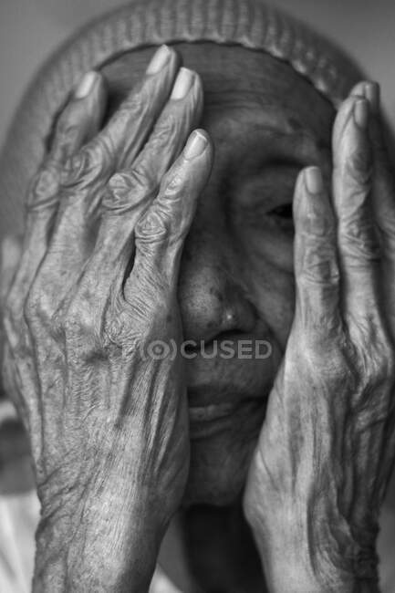 Портрет пожилой малайской женщины — стоковое фото
