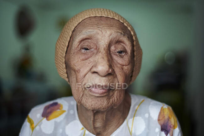 Retrato de una anciana malaya - foto de stock