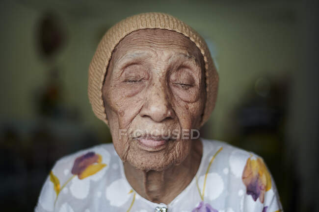 Retrato de uma mulher idosa malaia — Fotografia de Stock