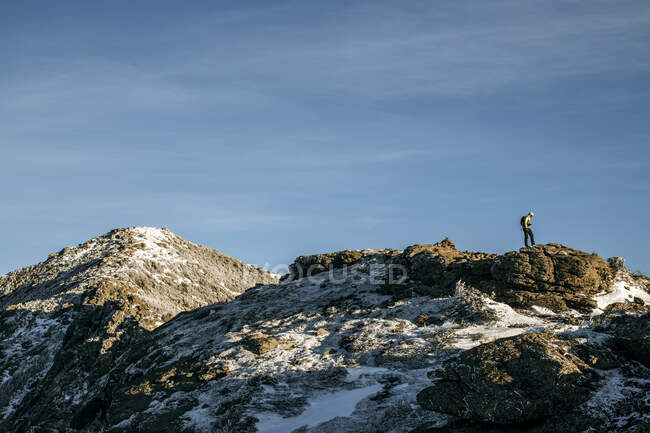 Caminhante solitário fica no pico no inverno, Franconia Ridge, New Hampshire — Fotografia de Stock