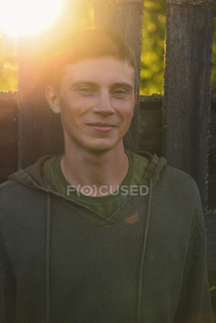 Зеленоокий сільський хлопчик на заході сонця — стокове фото