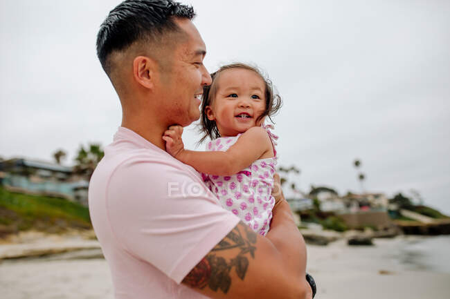 Jeune asiatique fathe avec bébé avoir amusant sur la plage — Photo de stock