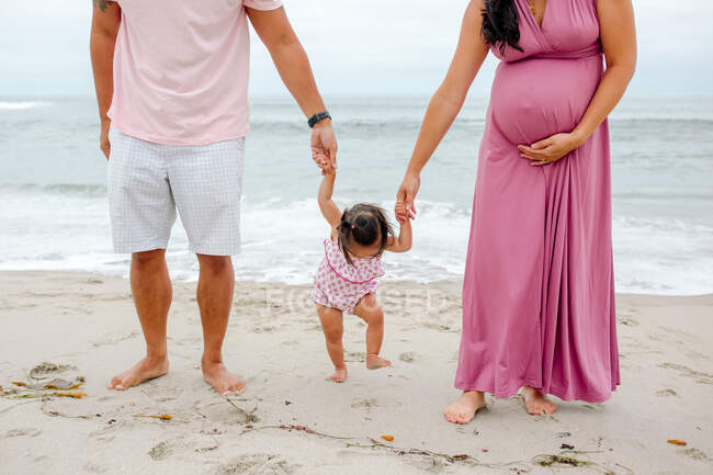 Молода азіатська сім'я розважається на пляжі — стокове фото