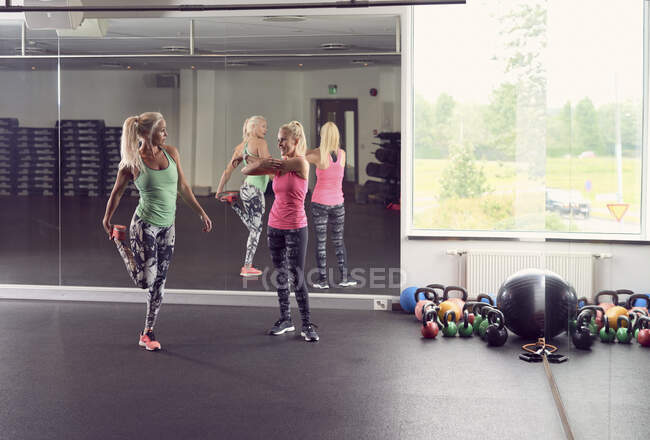 Mulheres esportivas aquecendo no clube de fitness — Fotografia de Stock