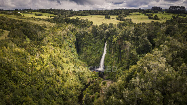 Vista aérea da cachoeira nas montanhas no fundo da natureza — Fotografia de Stock