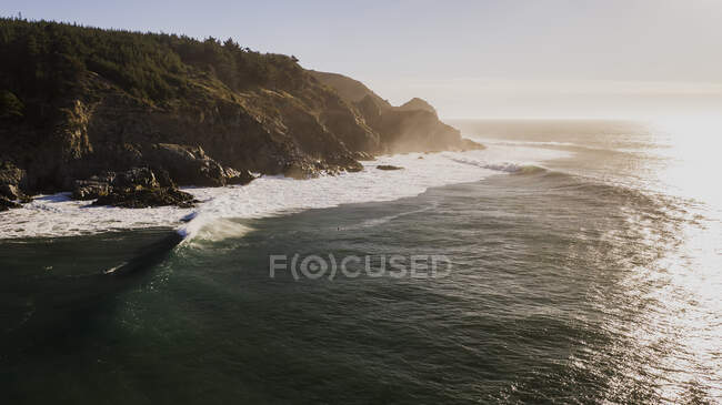 Belle vue sur la côte de la mer sur fond de nature — Photo de stock