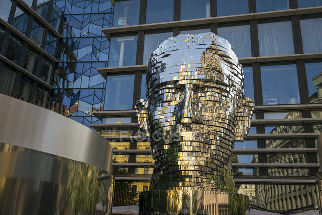 Metallische Kopfform von David Cerny, Prag, Tschechische Republik — Stockfoto