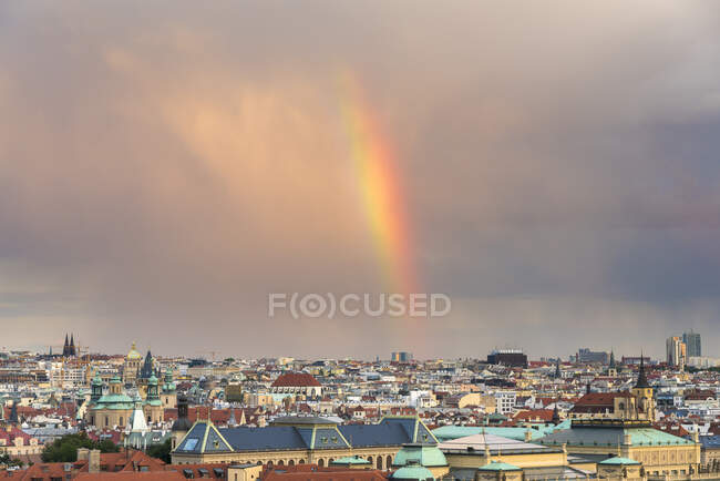 Arco iris sobre el horizonte de Praga, República Checa - foto de stock