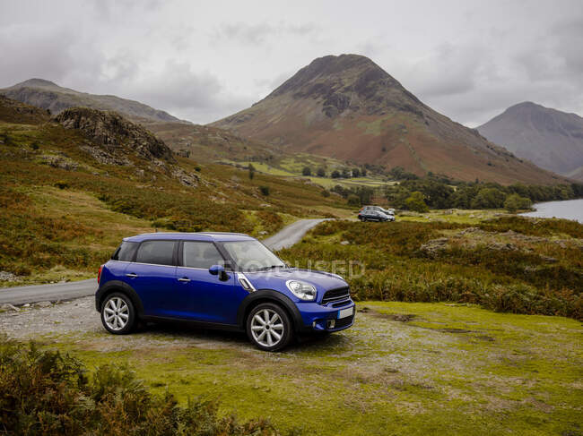 Car parked near lake in the Lake District National Park, UK — Stock Photo