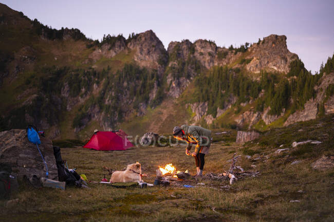 Ma campeggio in montagna concetto — Foto stock