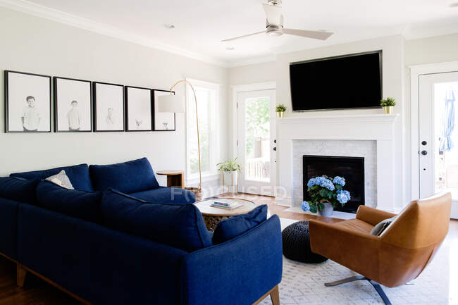 Lumière lumineuse salle familiale intérieure spacieuse maison intérieure avec canapé bleu — Photo de stock