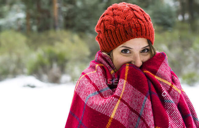 Kaukasische Frau steht im verschneiten Wald — Stockfoto
