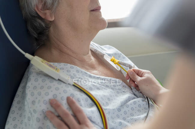 Schnappschuss von Arzt, der Gesundheit von Seniorin überwacht — Stockfoto