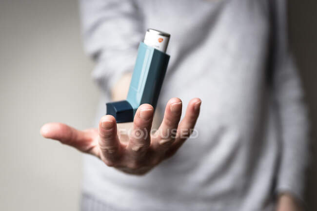 Schuss auf Mann mit Inhalator in der Hand — Stockfoto